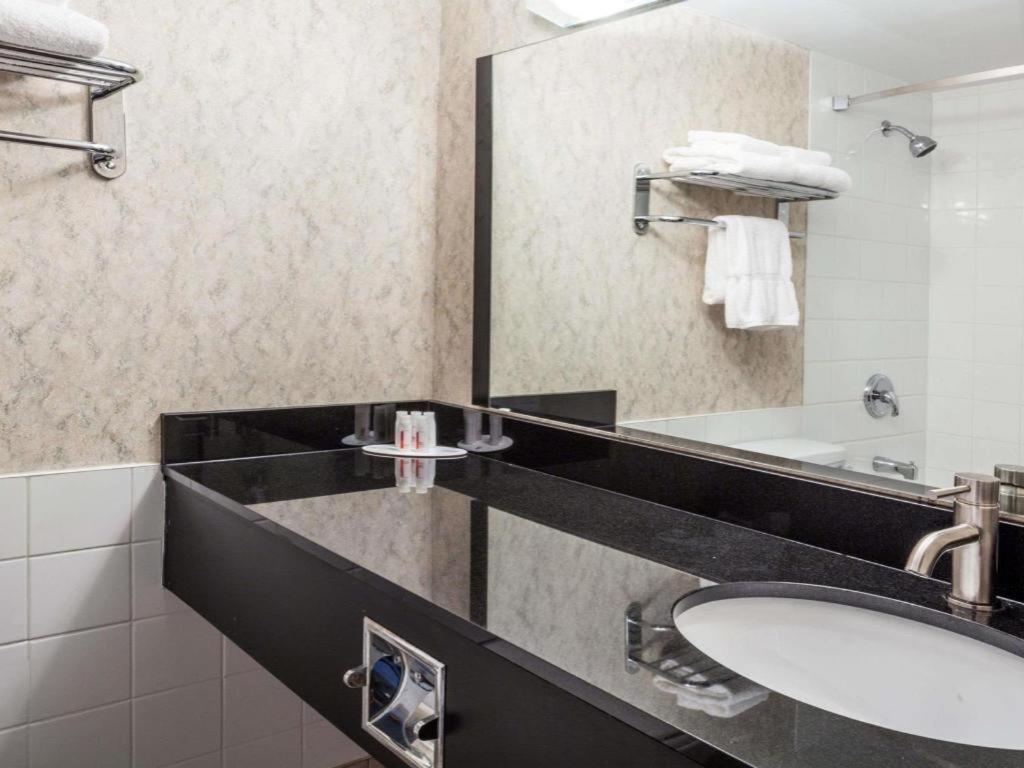 Hotel Ramada By Wyndham Timmins Exteriér fotografie